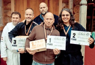 Gewinner des 1. Sauna-Herbal-Cups in Deutschland. 1. Platz Chris Eymann – Badegärten Eibenstock,  2. Platz Michael Aures aus Nürnberg, 3. Platz Sascha Hoffmann aus Hamburg