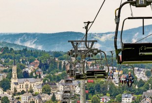 Postkartenpanorama: Blick von der Bergstation des Sessellifts in Wurzelrudis Erlebniswelt auf Eibenstock im Erzgebirge. Dort sind Hotels und Badegärten seit sechs Wochen wieder offen.